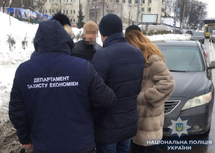 У Києві затримали співробітників держустанов на хабарі в 187 тисяч гривень