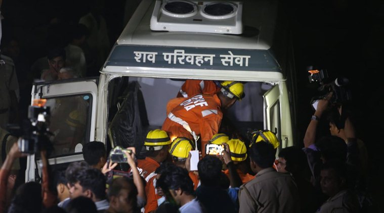 В Индии многоэтажный дом упал на стройплощадку, есть погибшие