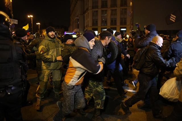 На Майдані відбулися сутички між представниками &quot;Правого сектора&quot; і поліцією