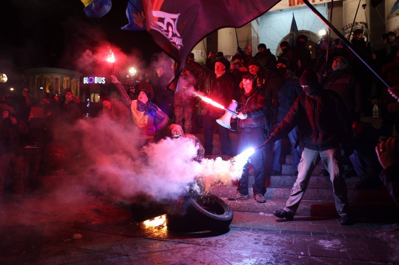 На Майдані відбулися сутички між представниками &quot;Правого сектора&quot; і поліцією