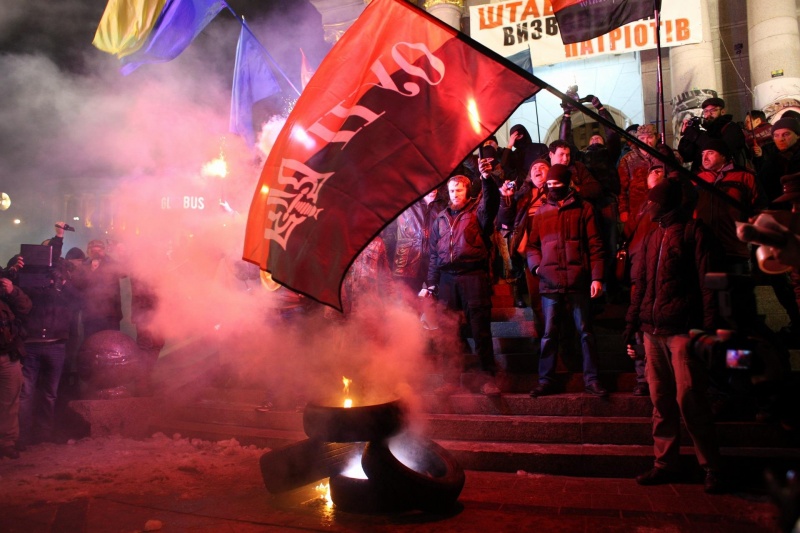 На Майдані відбулися сутички між представниками &quot;Правого сектора&quot; і поліцією
