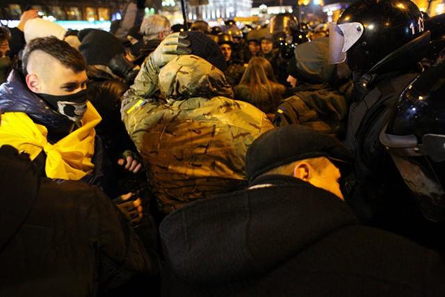 На Майдані відбулися сутички між представниками &quot;Правого сектора&quot; і поліцією