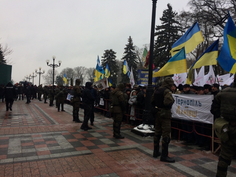 Митинг под Радой: протестующие требуют повышения пенсий и стипендий