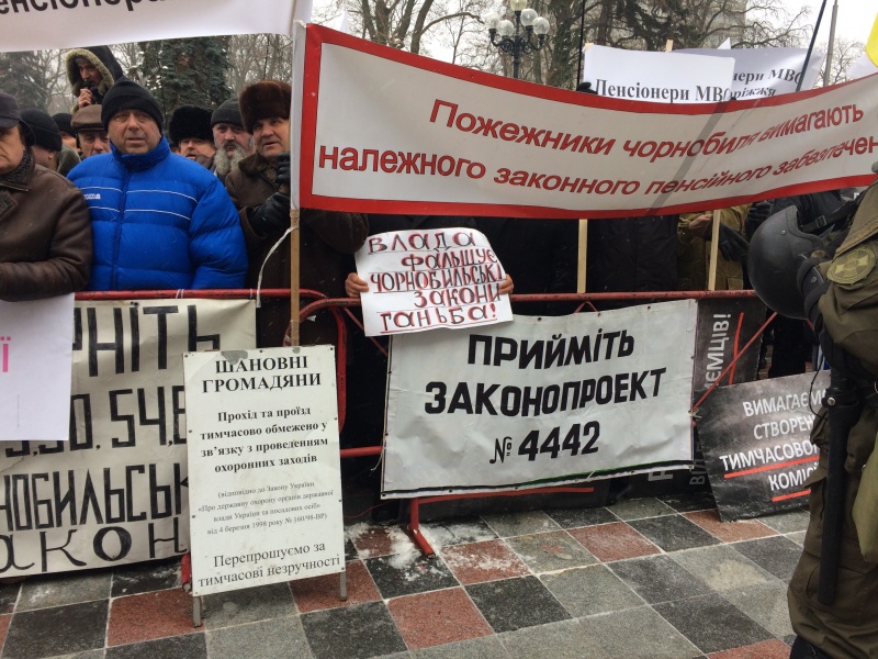 Митинг под Радой: протестующие требуют повышения пенсий и стипендий