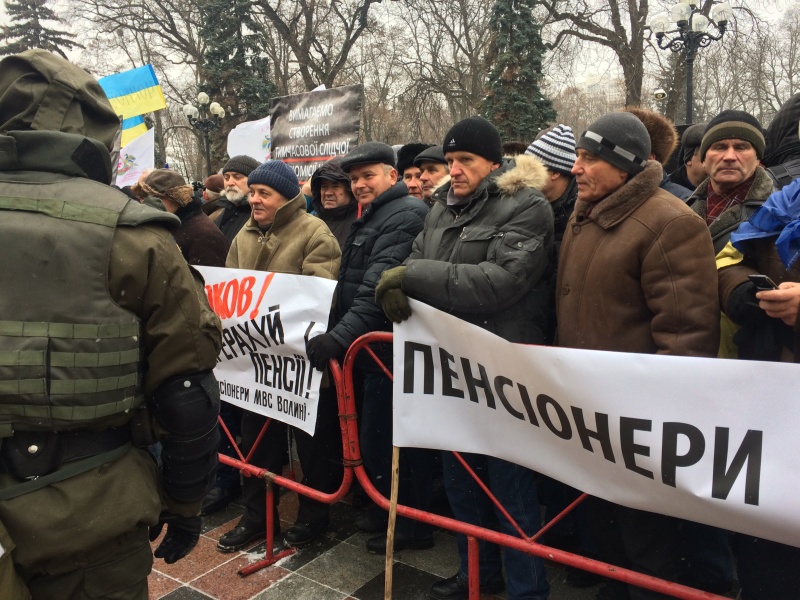 Митинг под Радой: протестующие требуют повышения пенсий и стипендий