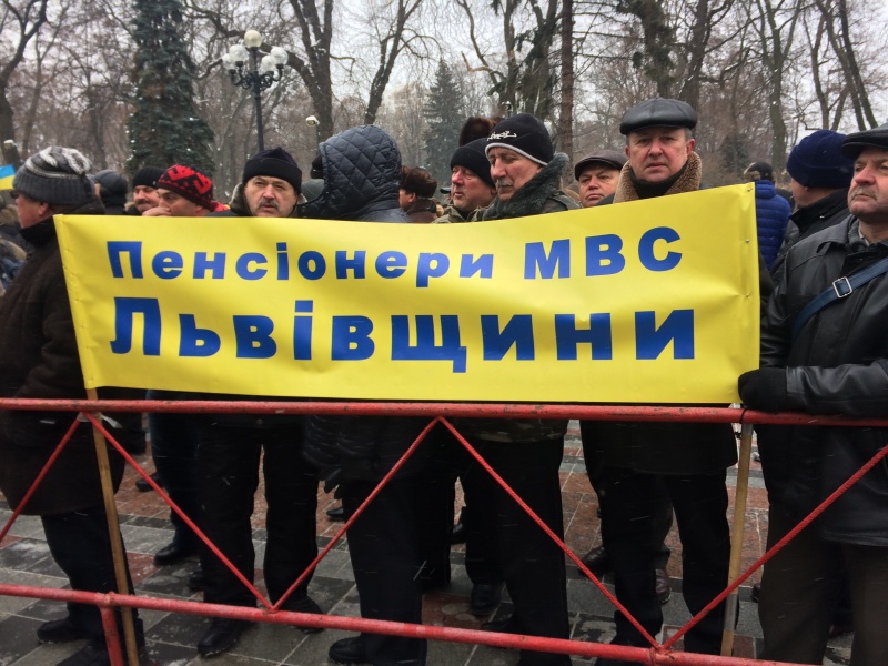Митинг под Радой: протестующие требуют повышения пенсий и стипендий