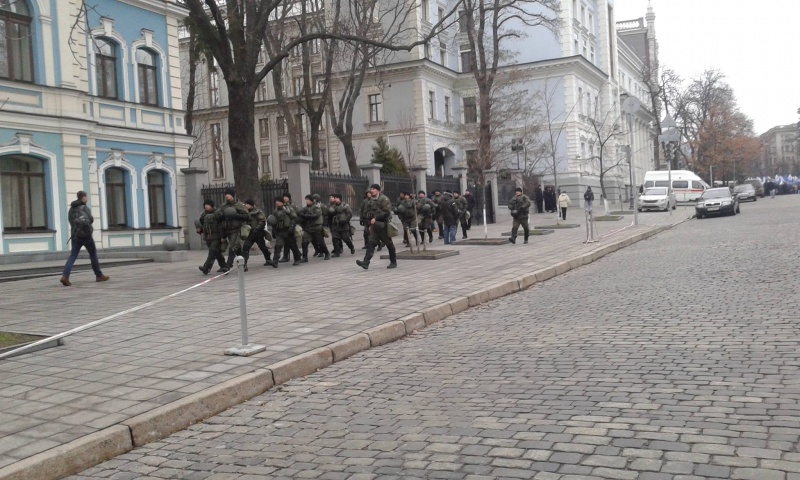 правоохранители у здания нбу