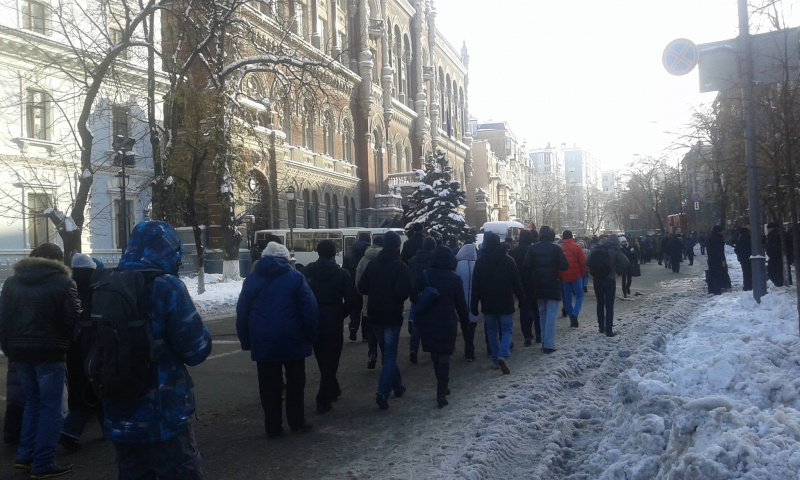 В акции протеста у здания НБУ участвуют порядка 3 тыс. человек, - полиция