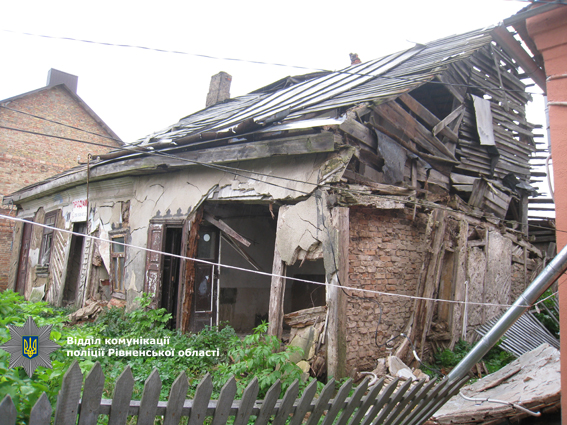 В Ровенской области на пенсионерку обрушилась часть аварийного дома