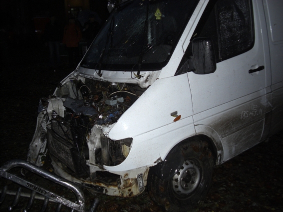 На Закарпатті автомобіль злетів у річку, є постраждалі