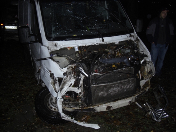 На Закарпатті автомобіль злетів у річку, є постраждалі