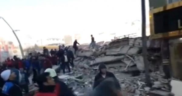 В Стамбуле рухнуло здание, есть жертвы