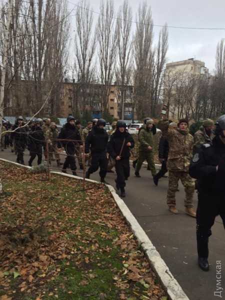 Невідомі в камуфляжі влаштували погром в будівлі Одеської митниці