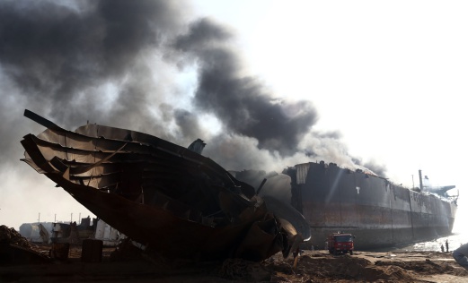 В результаті вибуху на нафтовому танкері в Пакистані загинули 12 людей