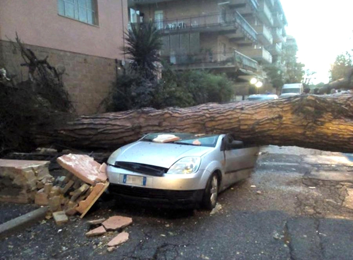В результате торнадо в Италии погибли два человека
