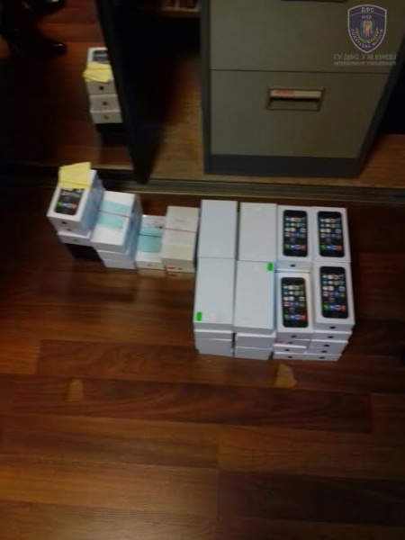 Київська податкова вилучила незаконну техніку Аpple на 4 млн гривень