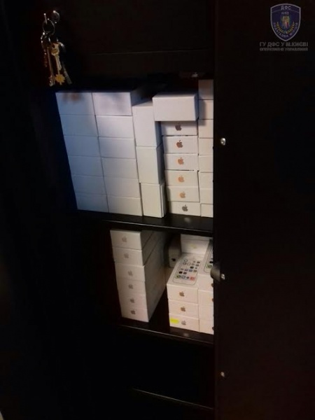 Київська податкова вилучила незаконну техніку Аpple на 4 млн гривень