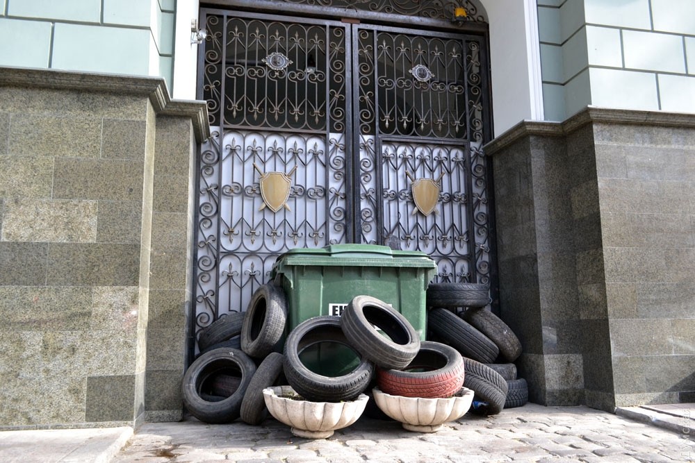 В Одессе активисты заблокировали областную прокуратуру