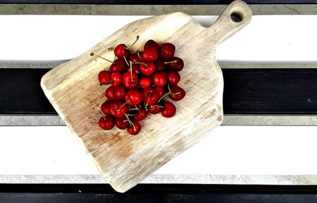 Вишня - необычное дополнение к мясному салату