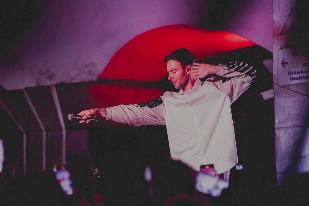 Макс Барских впервые с начала войны спел в Киеве: фото с необычного концерта