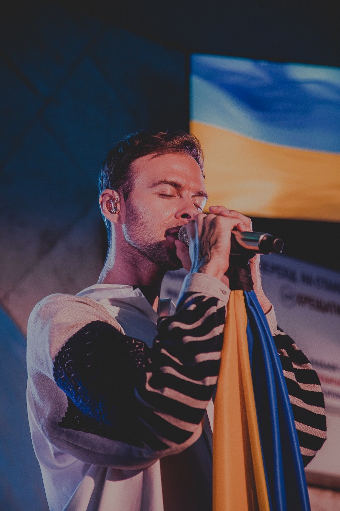 Макс Барских впервые с начала войны спел в Киеве: фото с необычного концерта