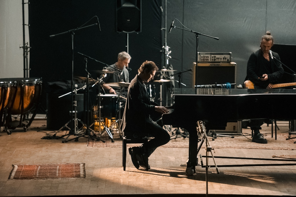 "Моя відповідь виткана зморшками на чолі": Вакарчук спел о боли, памяти и пожизненной благодарности