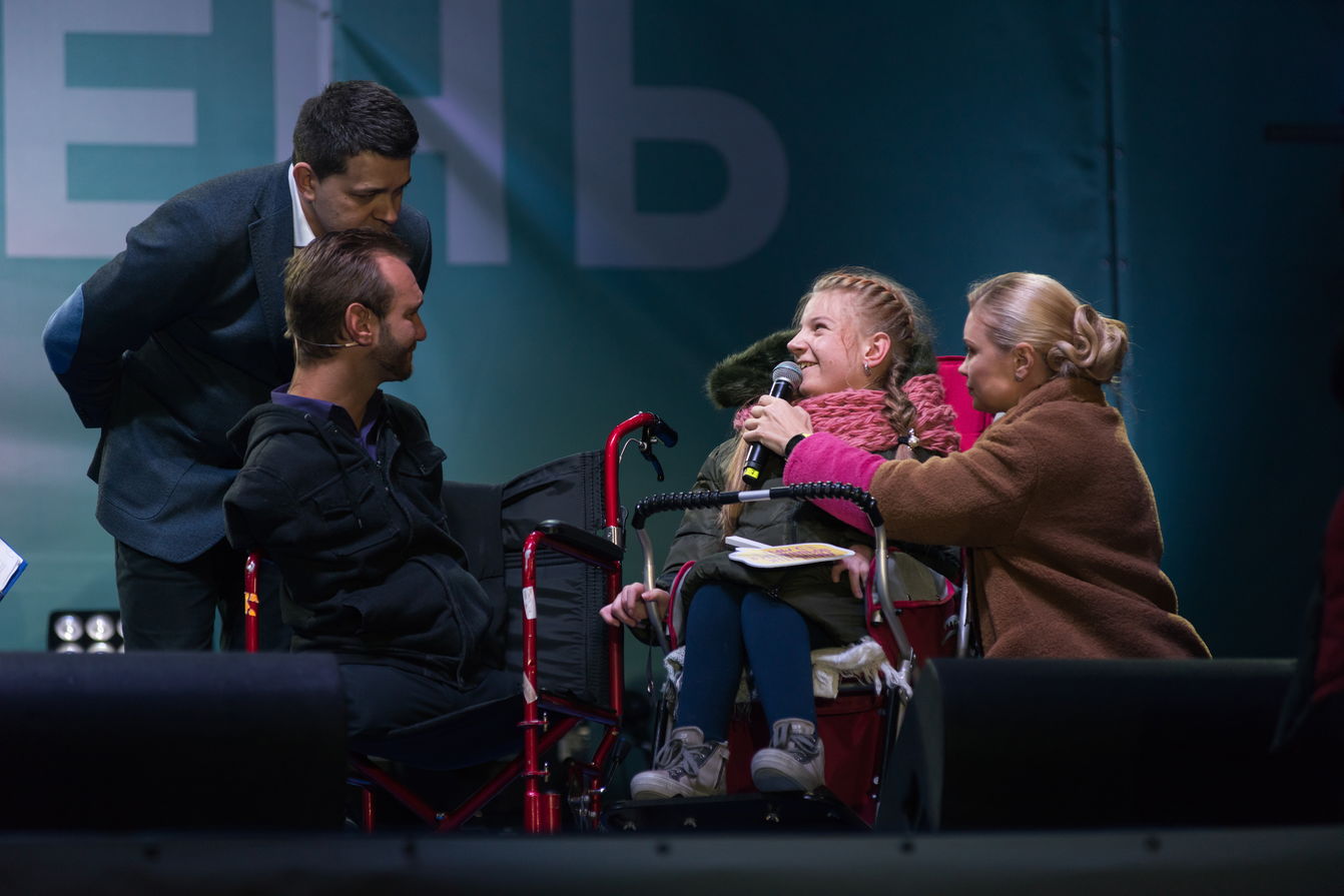Звезда "плюсов" помогла девочке, которая сшила рубашку Нику Вуйчичу, стать ближе к главной мечте