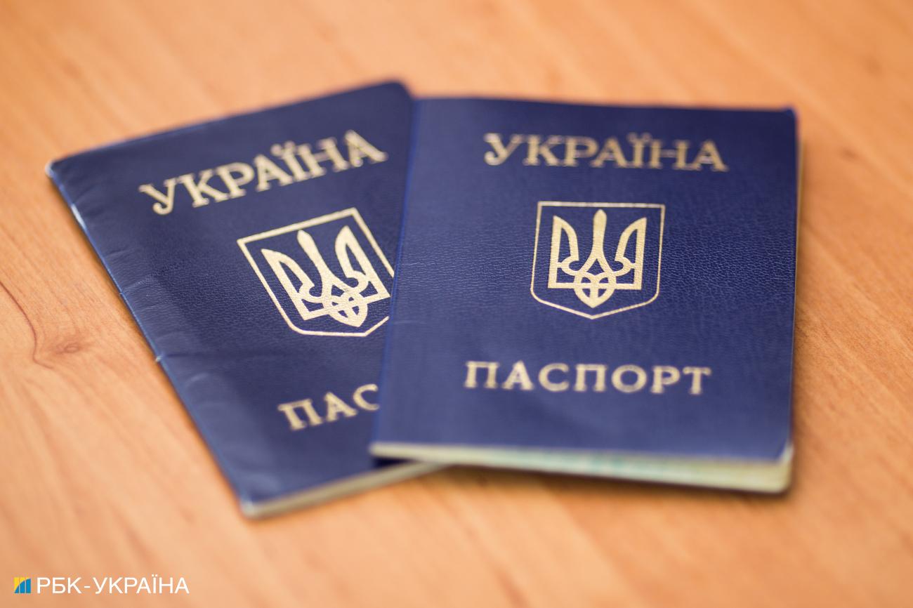 Паспортный контроль. Как и зачем Зеленский хочет узаконить двойное гражданство