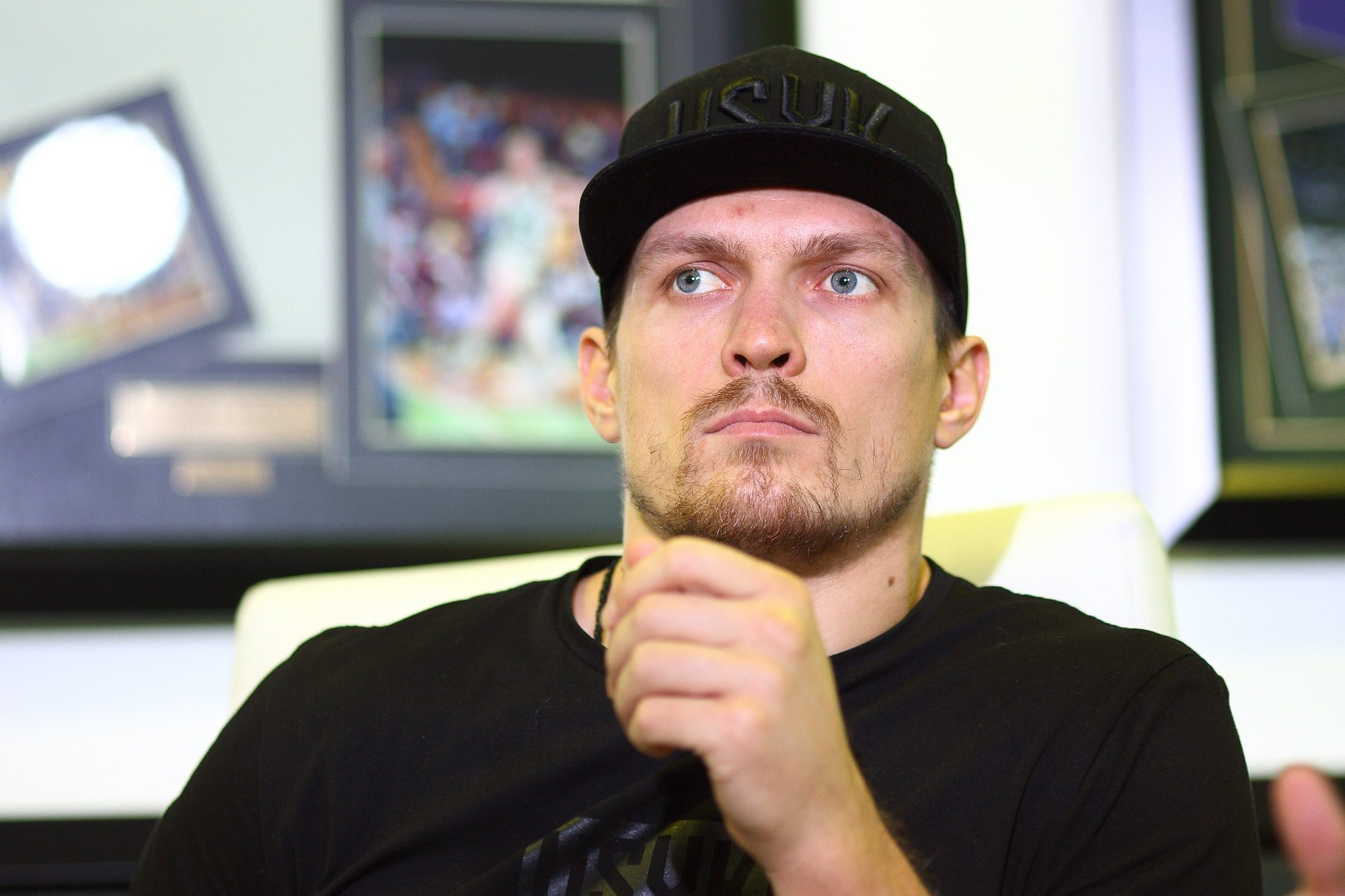 Усик запросив Трампа в Україну: "Щоночі над моїм будинком летять дрони та ракети"