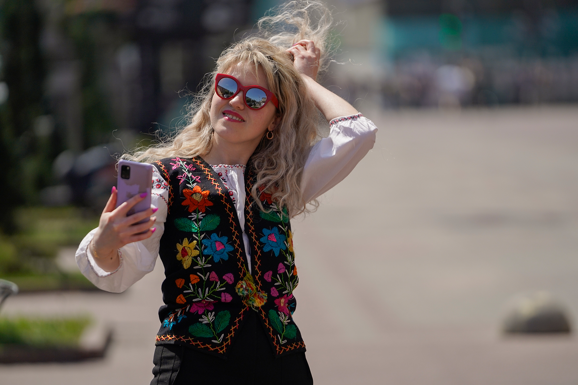 "Зброя в гардеробі". Стилістка пояснила новий тренд у світі моди