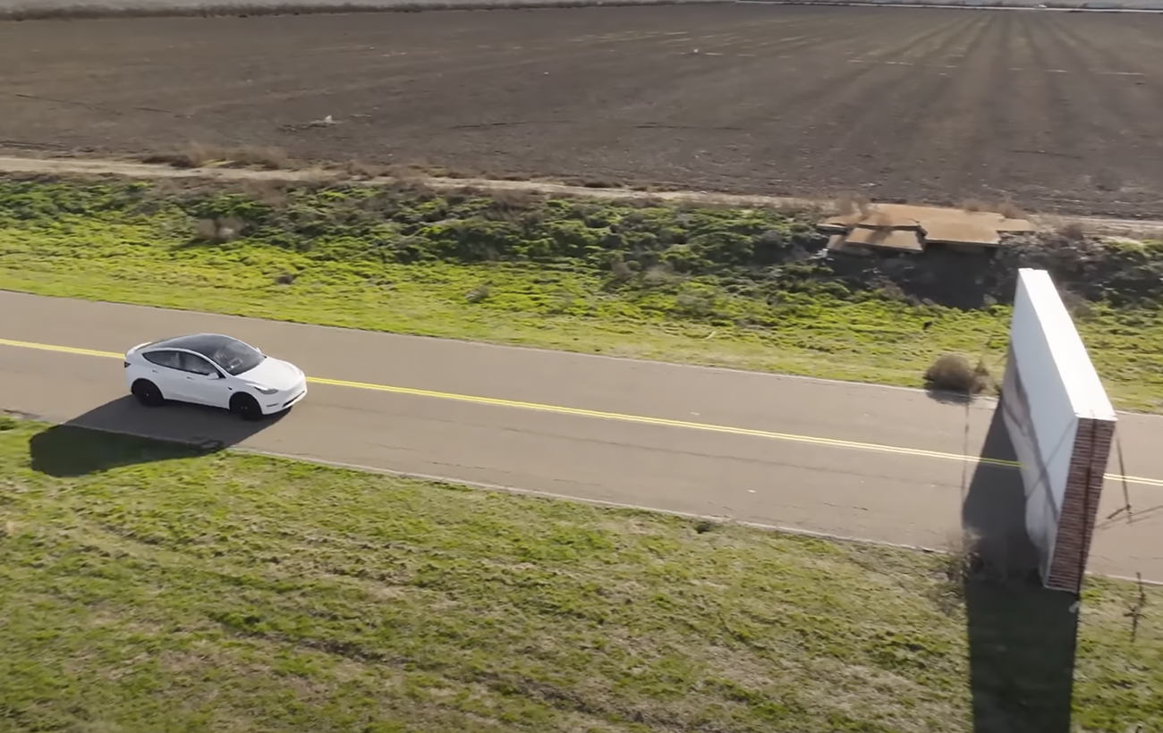 Водій перевірив, чи Tesla вріжеться в стіну, замасковану під дорогу: результат шокує!