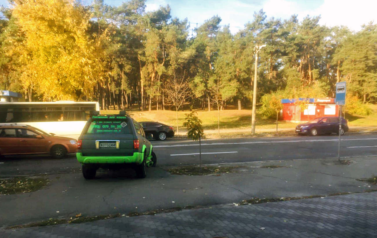 В Киеве заметили героя парковки на "котоджипе": забавные фото