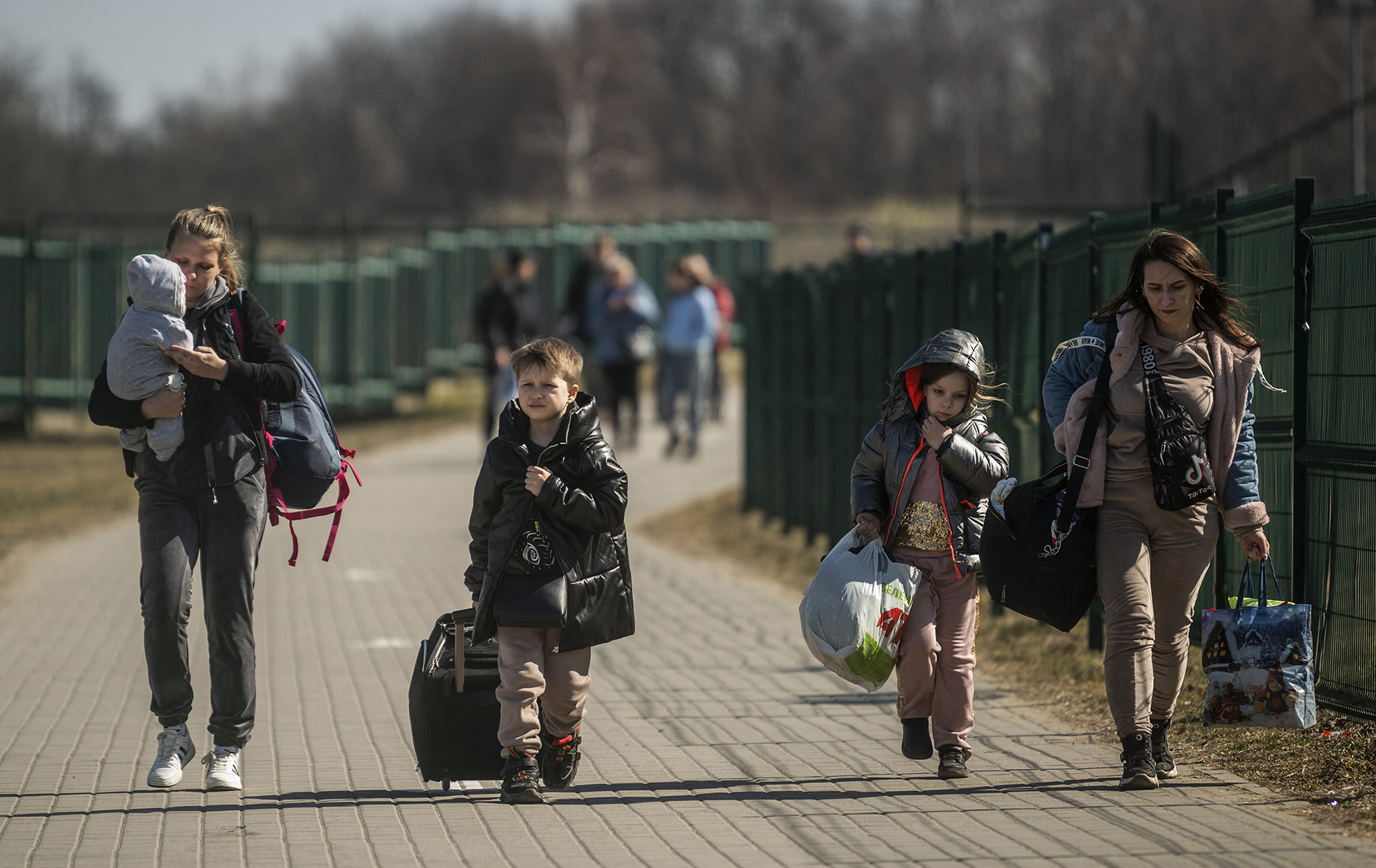 Отмена выплат и статус. Какие изменения готовят для украинских беженцев в Польше