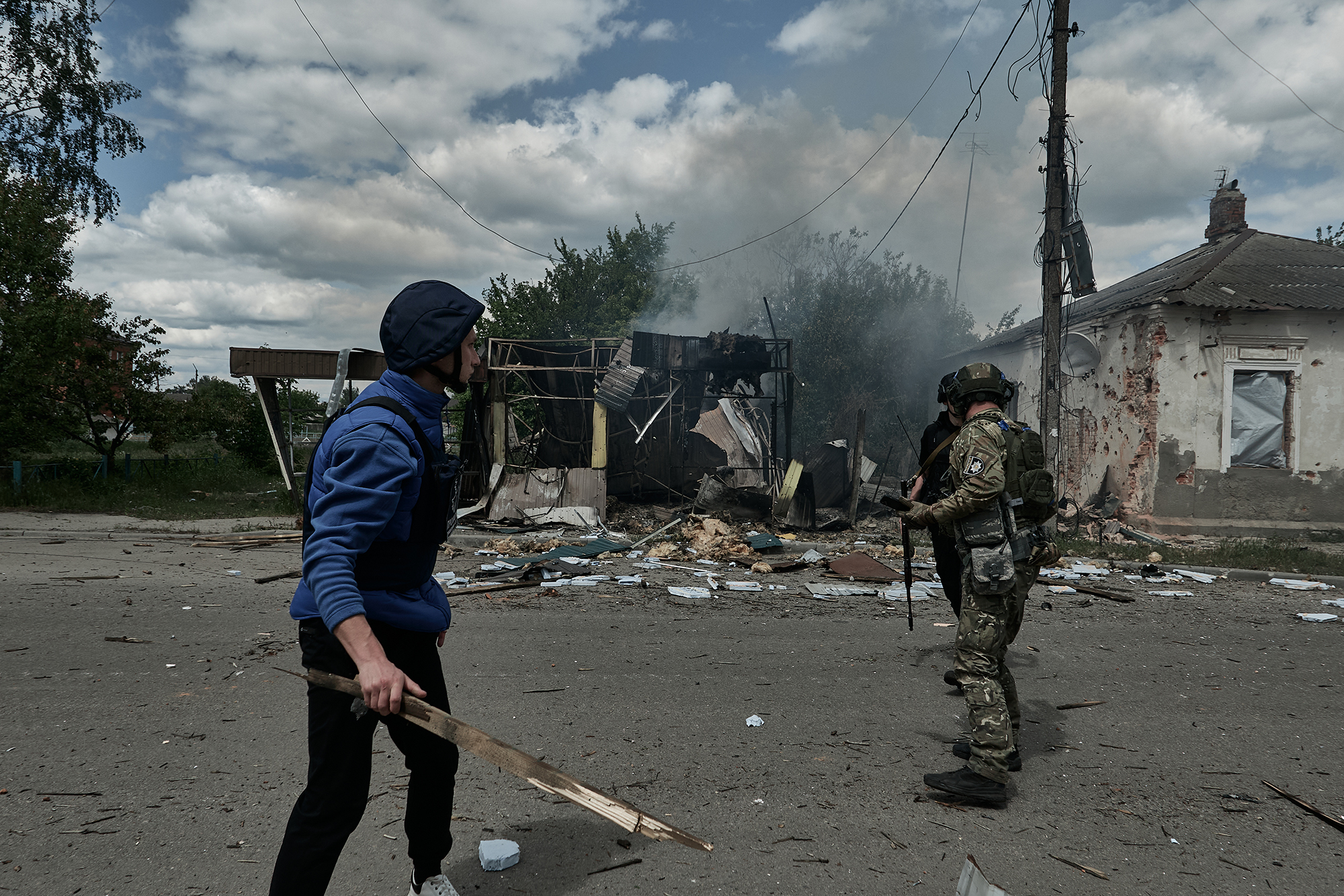 &quot;Справжні звірства&quot;. Росіяни у Вовчанську розстрілюють цивільних і полюють на волонтерів