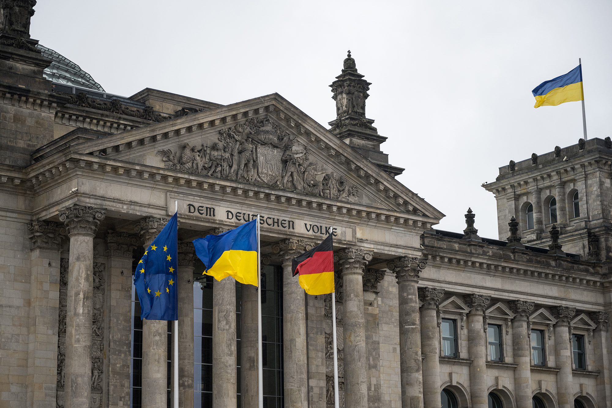 Урезание выплат и выборочное предоставление защиты. Что ждет беженцев в Европе в 2025 году