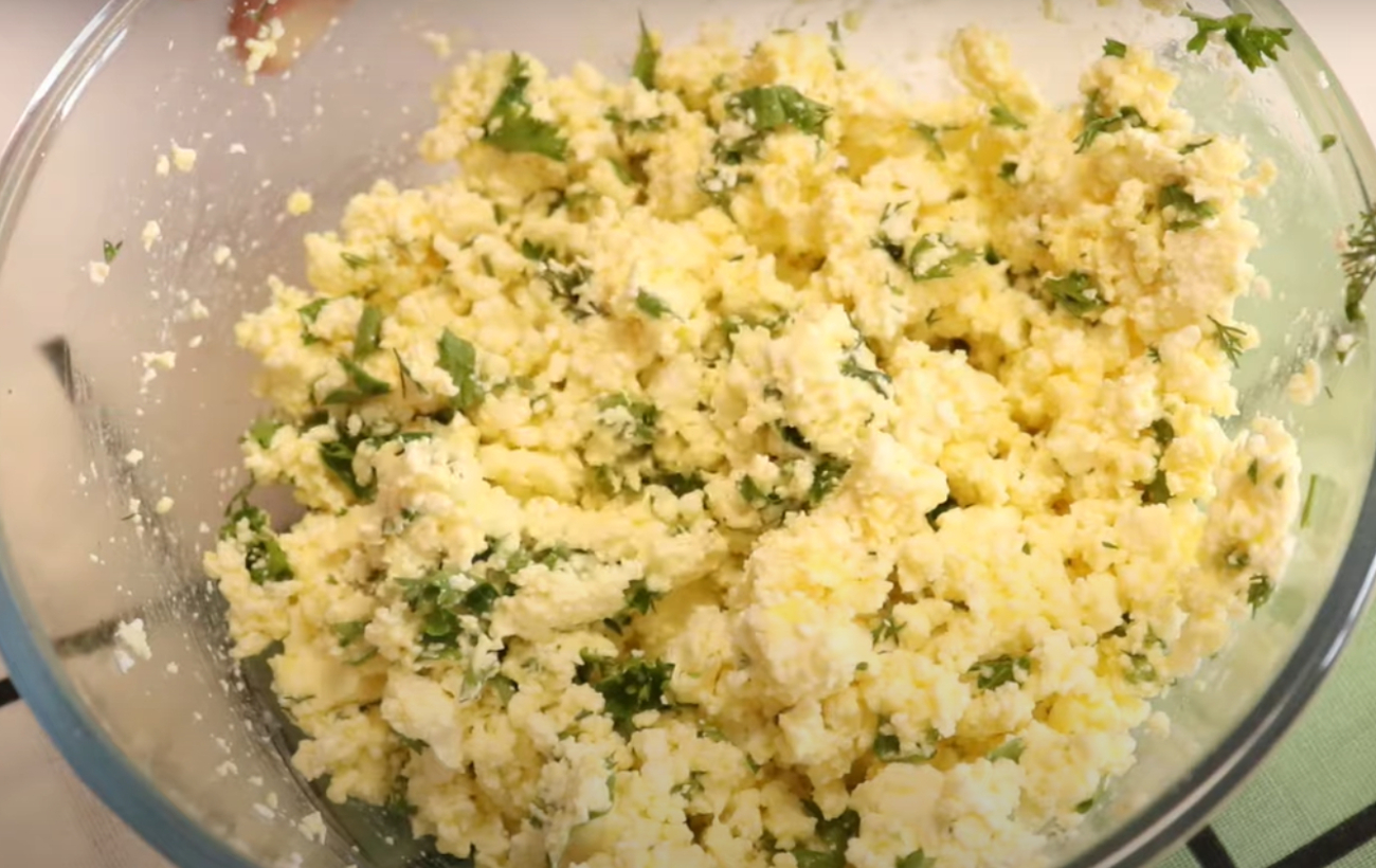 Коржики з сиром і зеленню без масла на сніданок: рецепт для всієї сім'ї