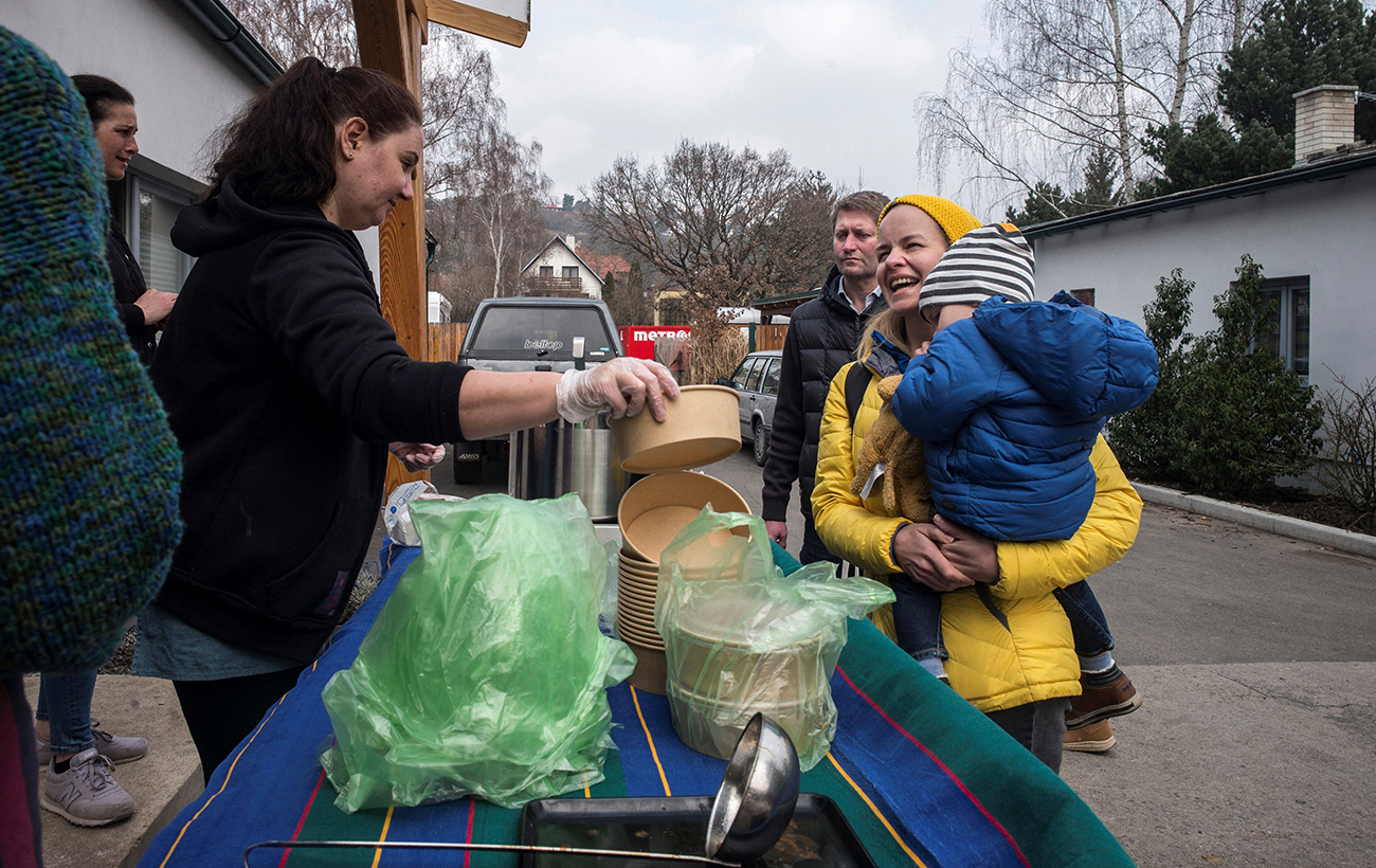 Выплаты и право остаться. Какие изменения для украинских беженцев готовят в странах Европы