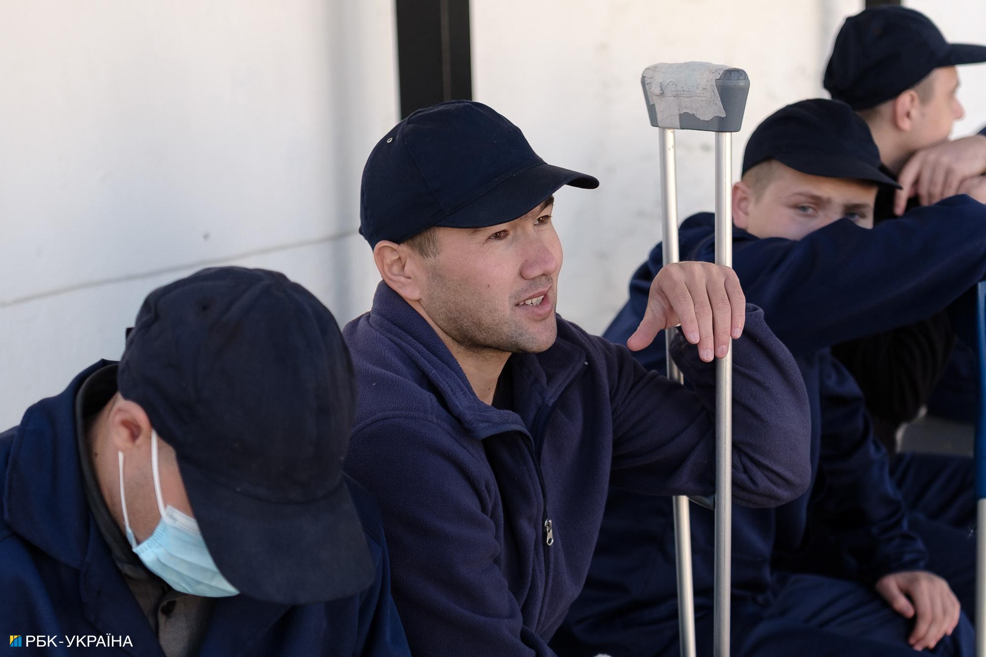 "Я пішов воювати заради паспорта". Репортаж із табору російських полонених в Україні