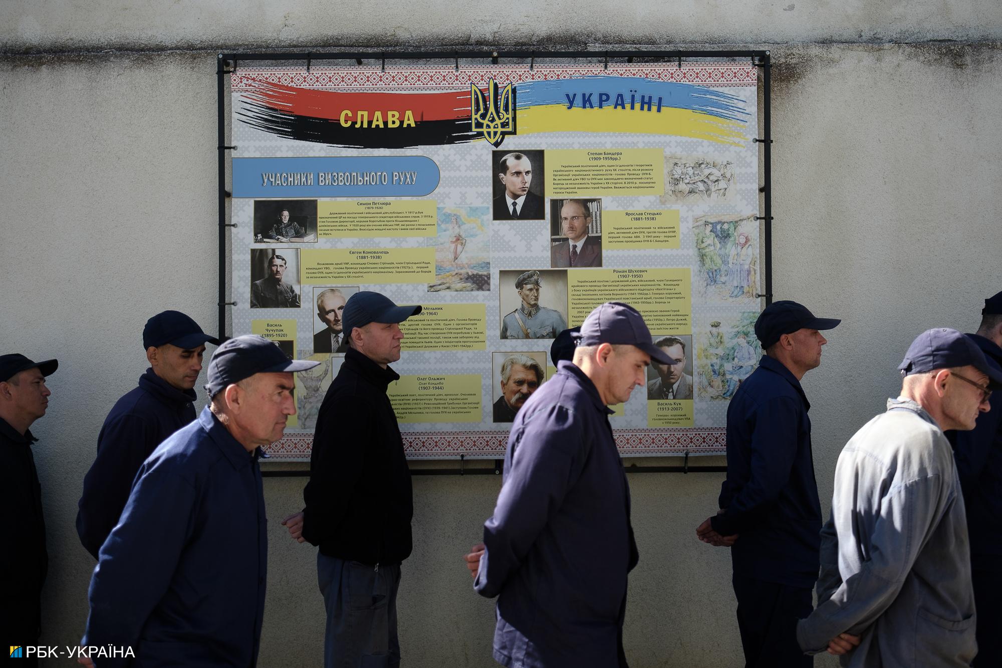 "Я пішов воювати заради паспорта". Репортаж із табору російських полонених в Україні