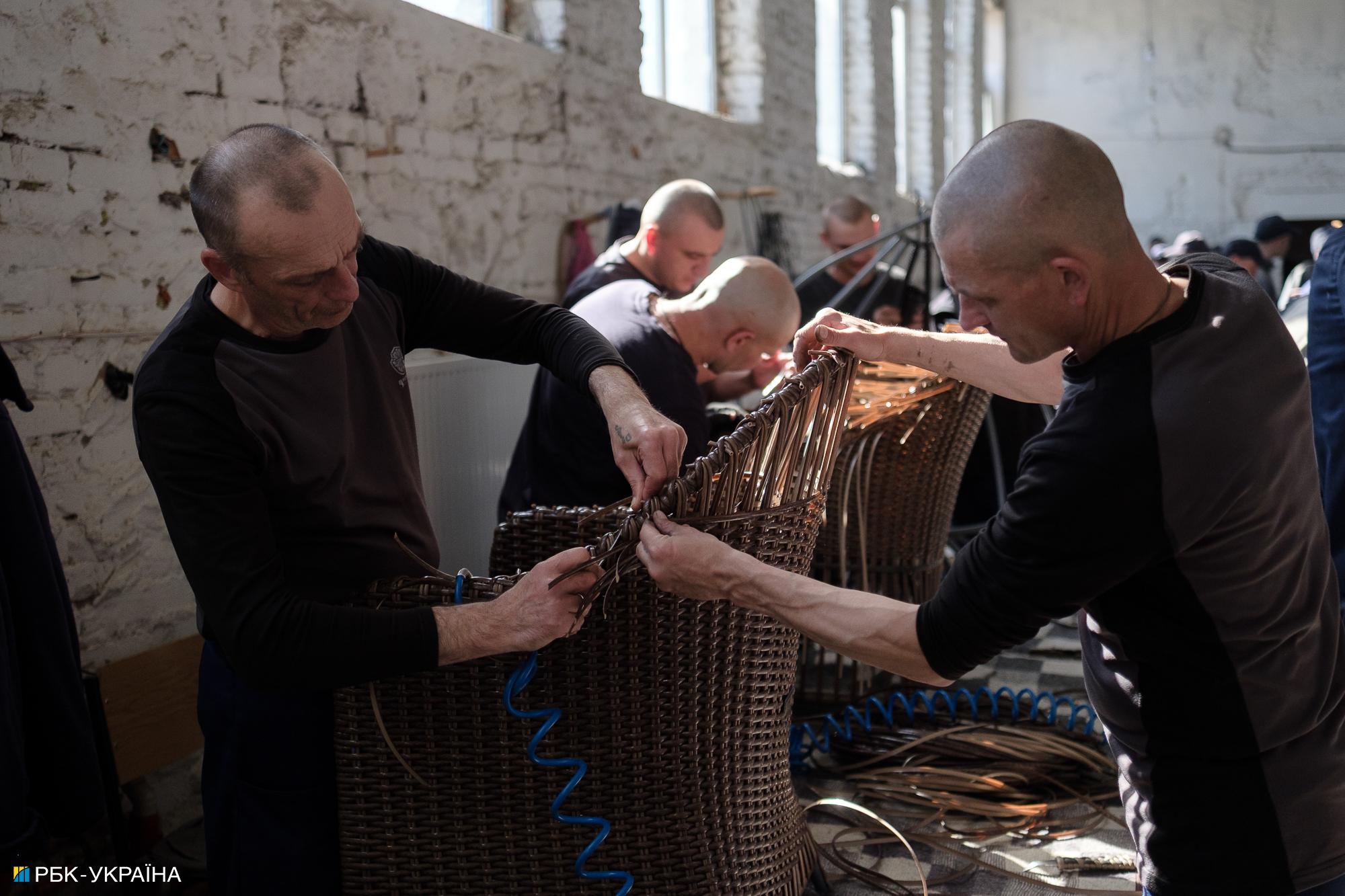 "Я пішов воювати заради паспорта". Репортаж із табору російських полонених в Україні