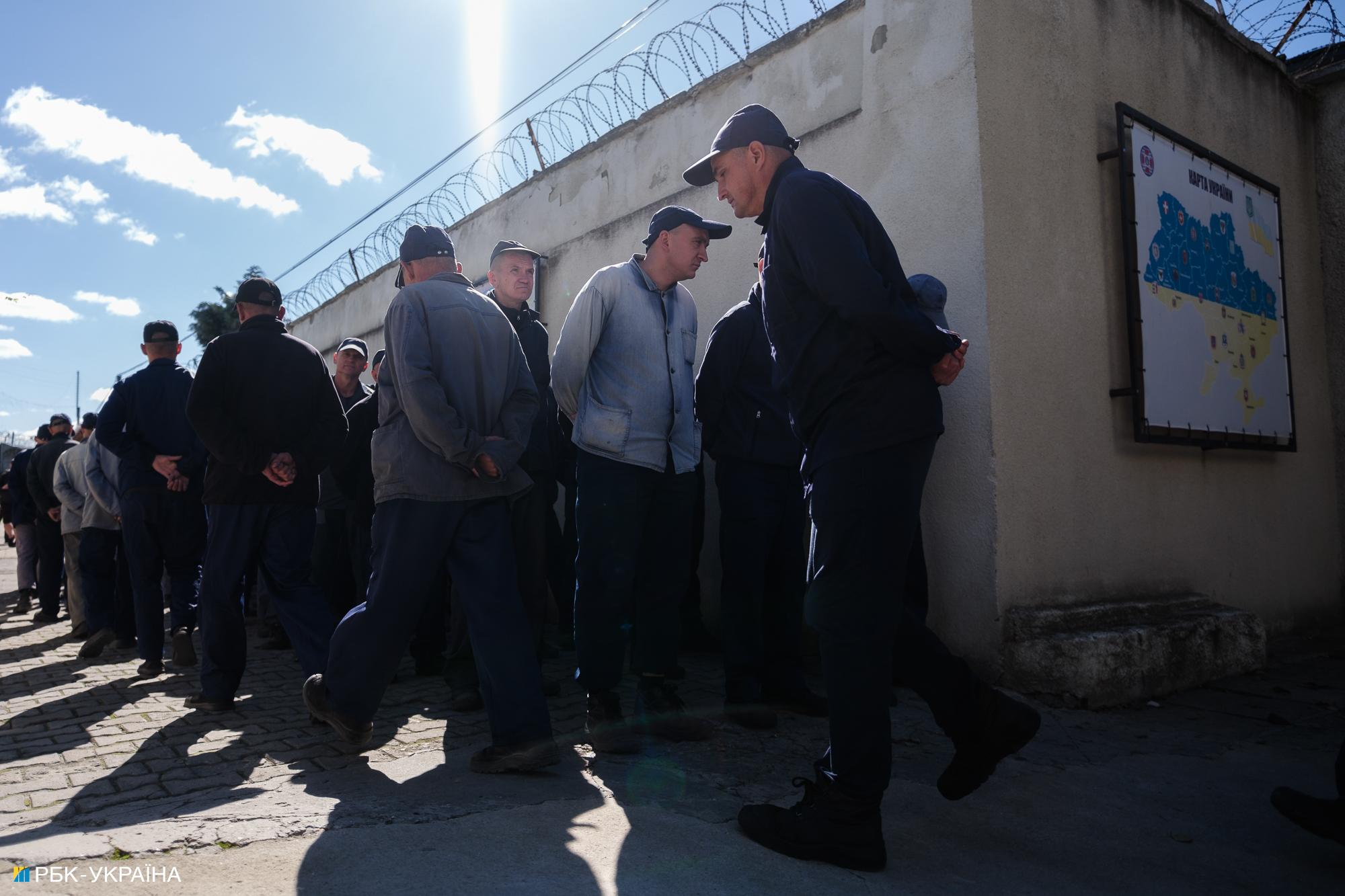 "Я пішов воювати заради паспорта". Репортаж із табору російських полонених в Україні