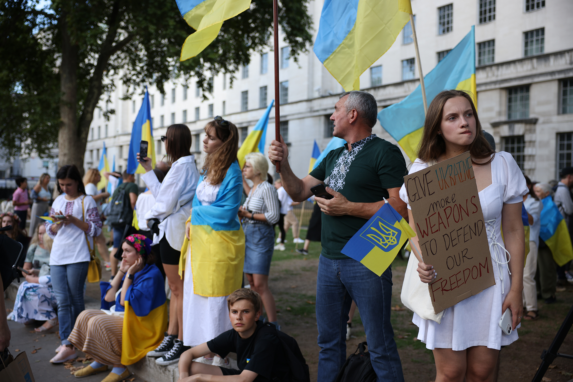Урезание выплат и выборочное предоставление защиты. Что ждет беженцев в Европе в 2025 году