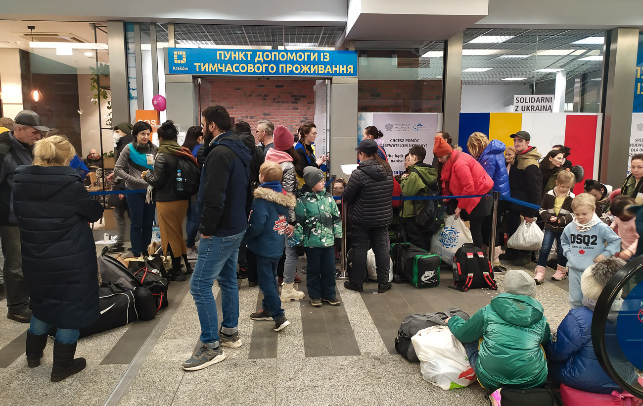 &quot;На вокзалі аншлаг&quot;. Сотні жінок і дітей повертаються в Україну з Польщі
