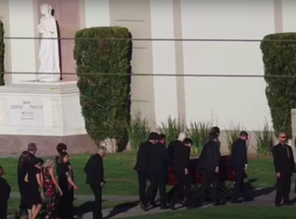 Мэттью Перри похоронили в Лос-Анджелесе. Кто пришел попрощаться со звездой &quot;Друзей&quot; (фото, видео)