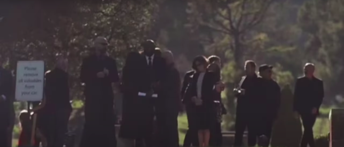 Мэттью Перри похоронили в Лос-Анджелесе. Кто пришел попрощаться со звездой &quot;Друзей&quot; (фото, видео)