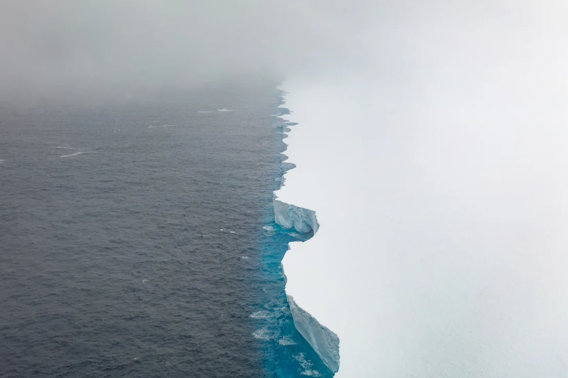 Arches and 'caves' emerge in world's largest iceberg - Photo