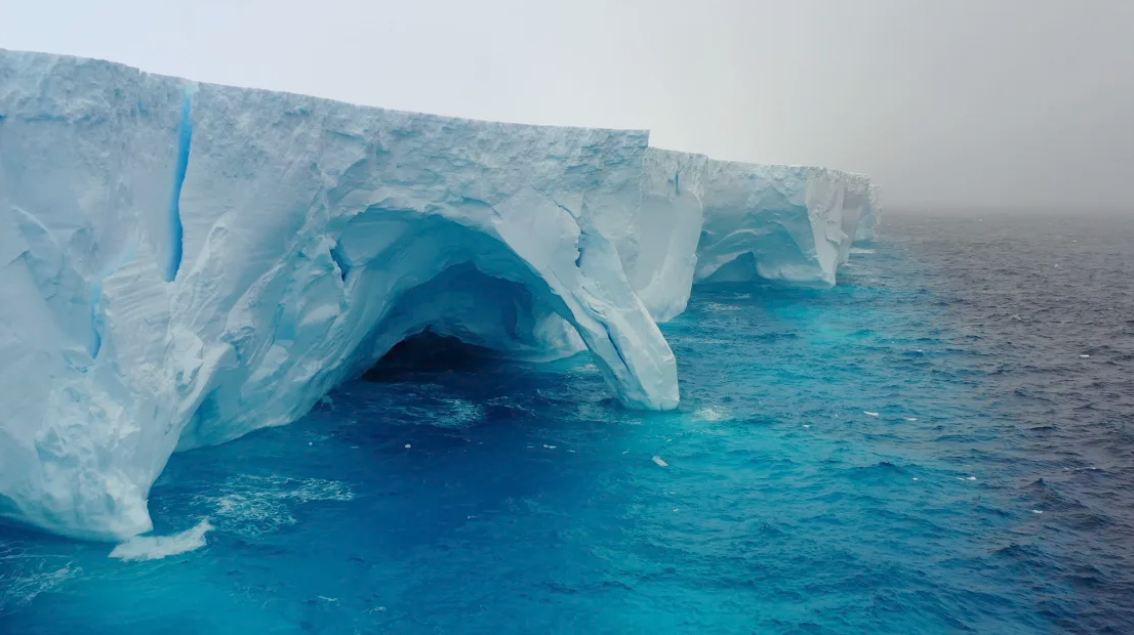 Arches and 'caves' emerge in world's largest iceberg - Photo