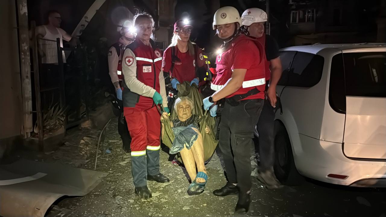 В Одесі влучання в житловий будинок: одна людина загинула, пошукова операція триває