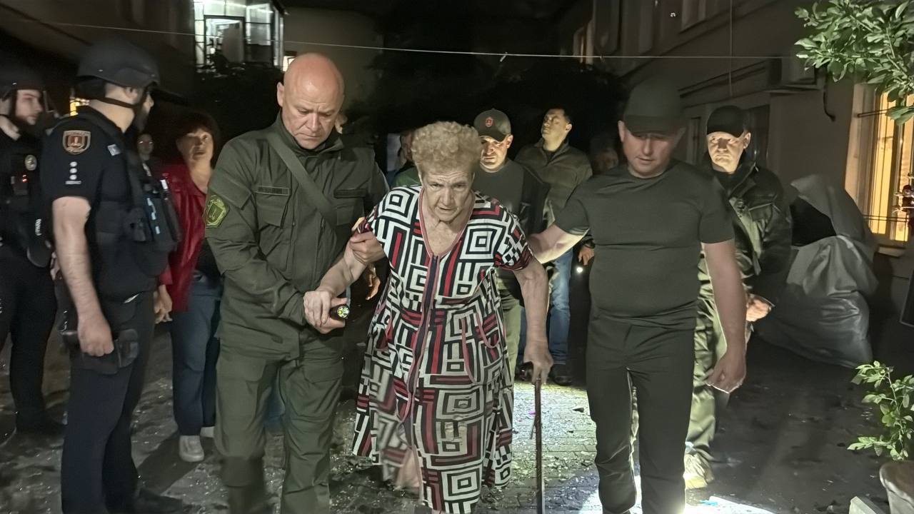 В Одесі влучання в житловий будинок: одна людина загинула, пошукова операція триває