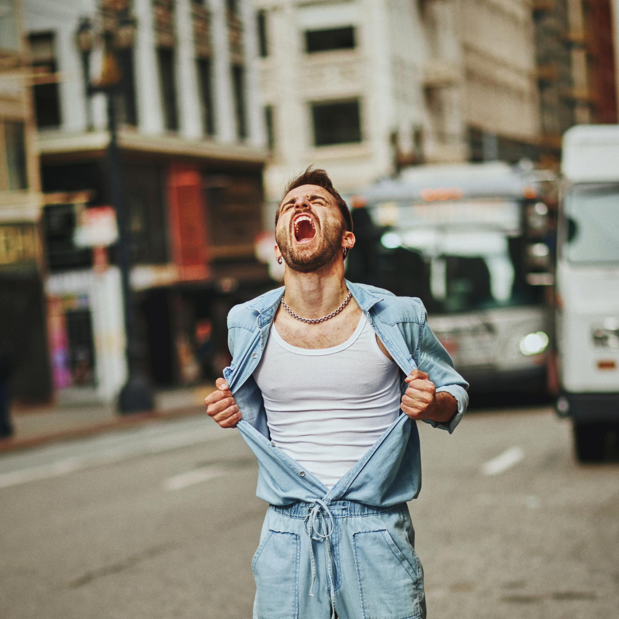 “Довго плакав&quot;: український співак-гей присвятив пісню Ірині Фаріон